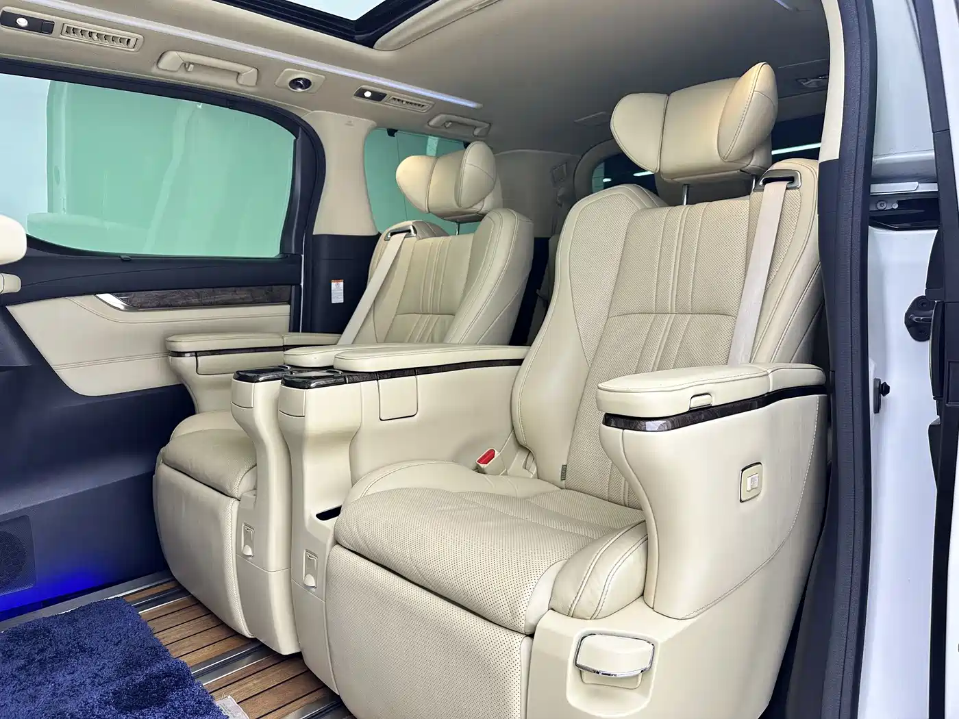 Toyota Vellfire 2019 Hybrid 2.5L HV Premium Edition фото 8