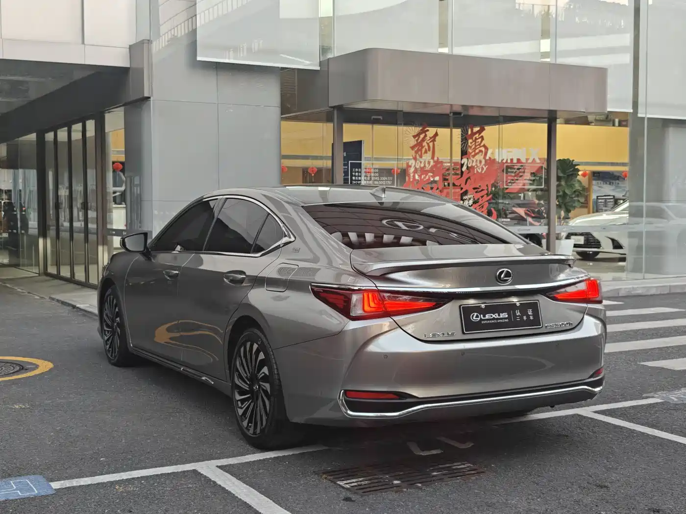 Lexus ES 2022 300h Silver Limited Edition фото 13