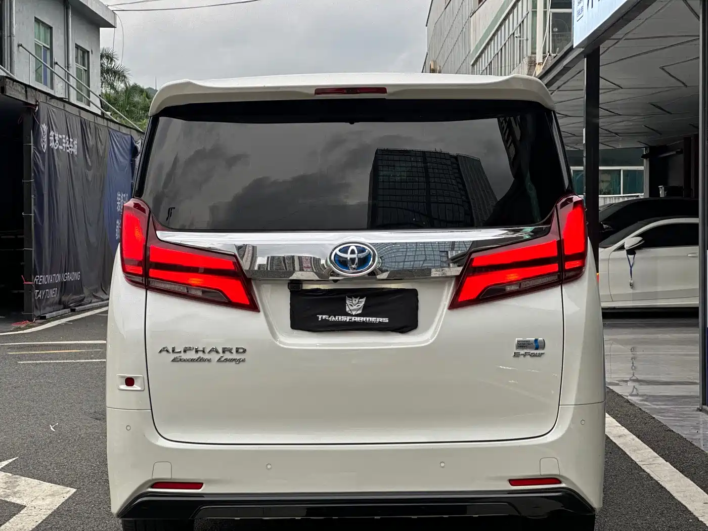 Toyota Alphard 2019 Hybrid 2.5L Premium Edition фото 4