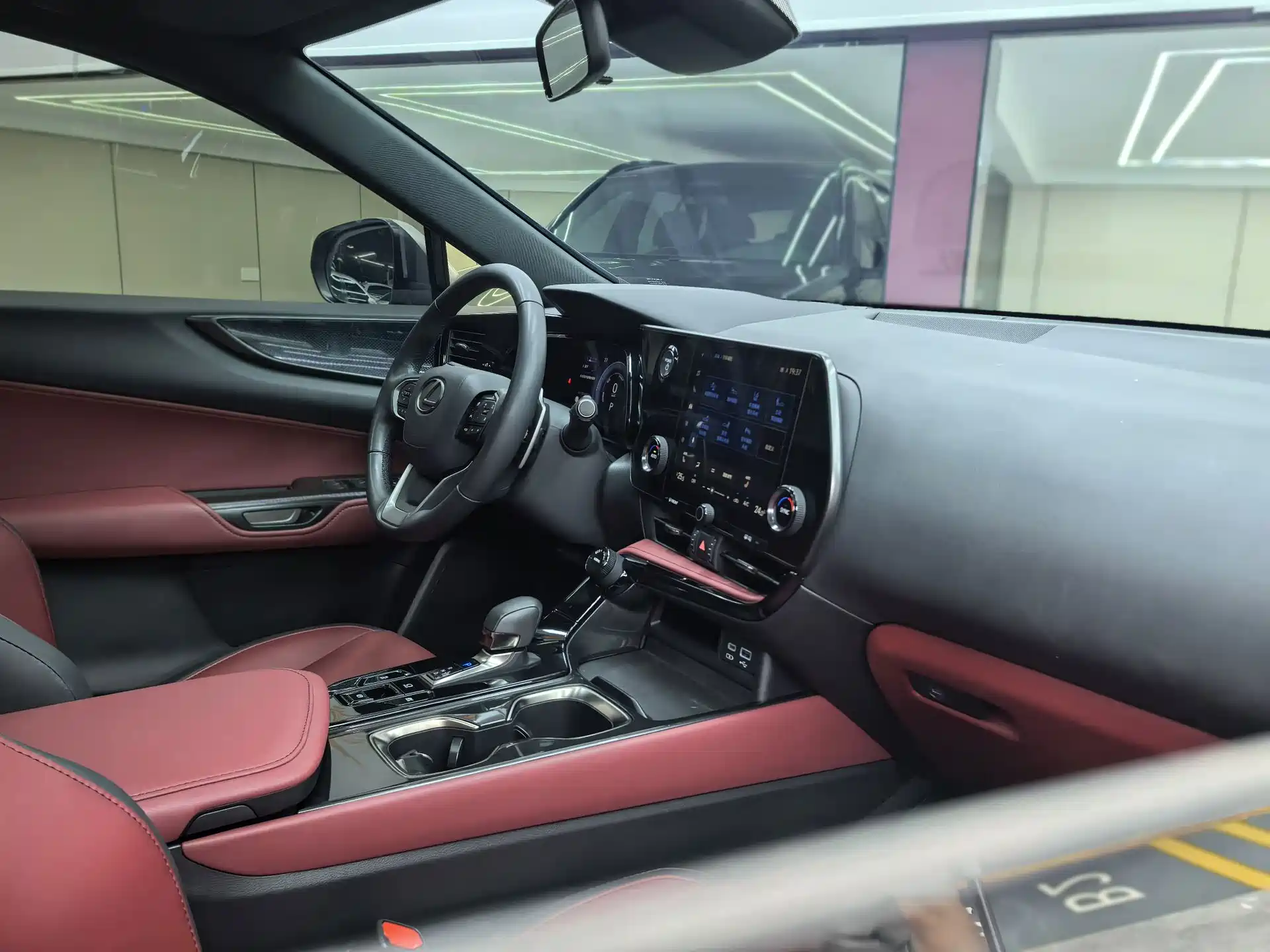 Фото 30 - Lexus NX