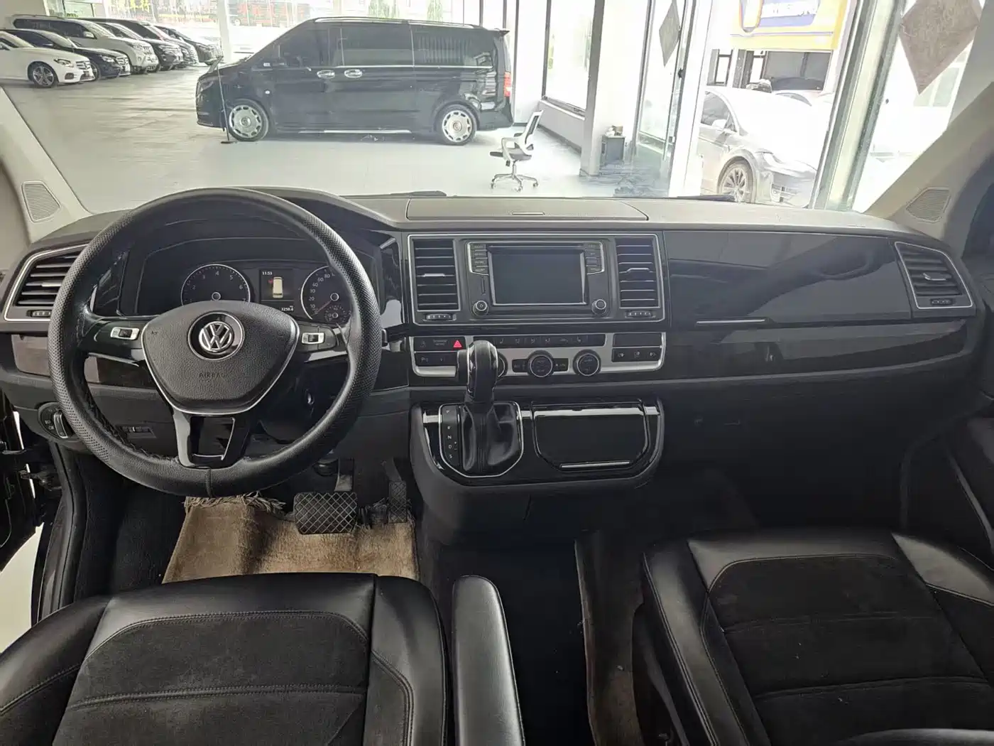 Volkswagen Multivan 2019 2.0TSI 2WD Luxury 7-seater фото 9