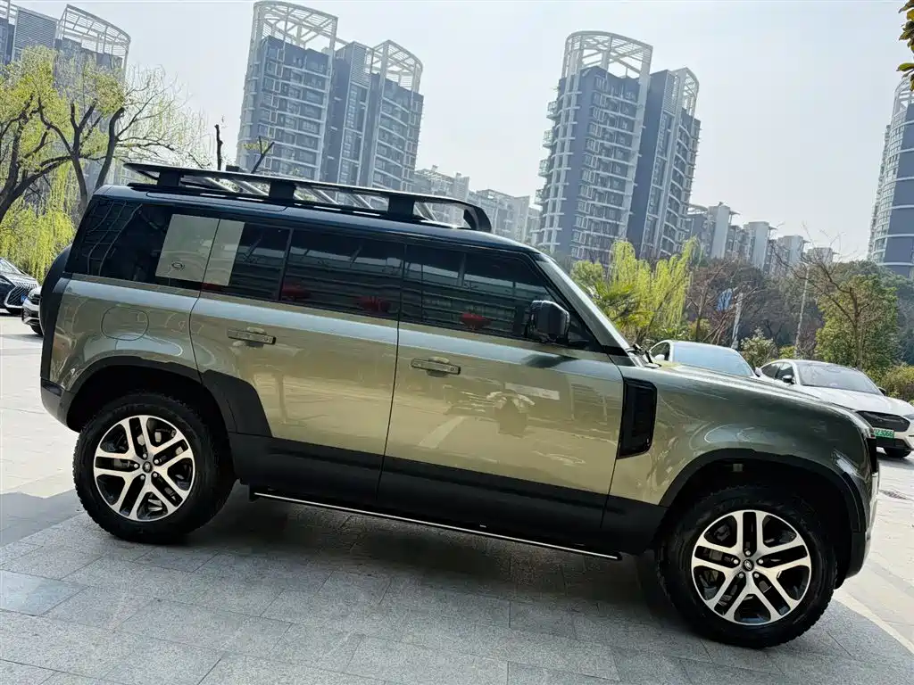 Land Rover Defender 2023 Model 110 3.0T P400 Dark Special Edition фото 2