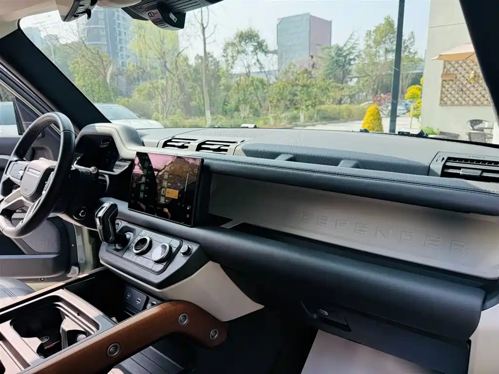 Land Rover Defender 2023 Model 110 3.0T P400 Dark Special Edition фото 10