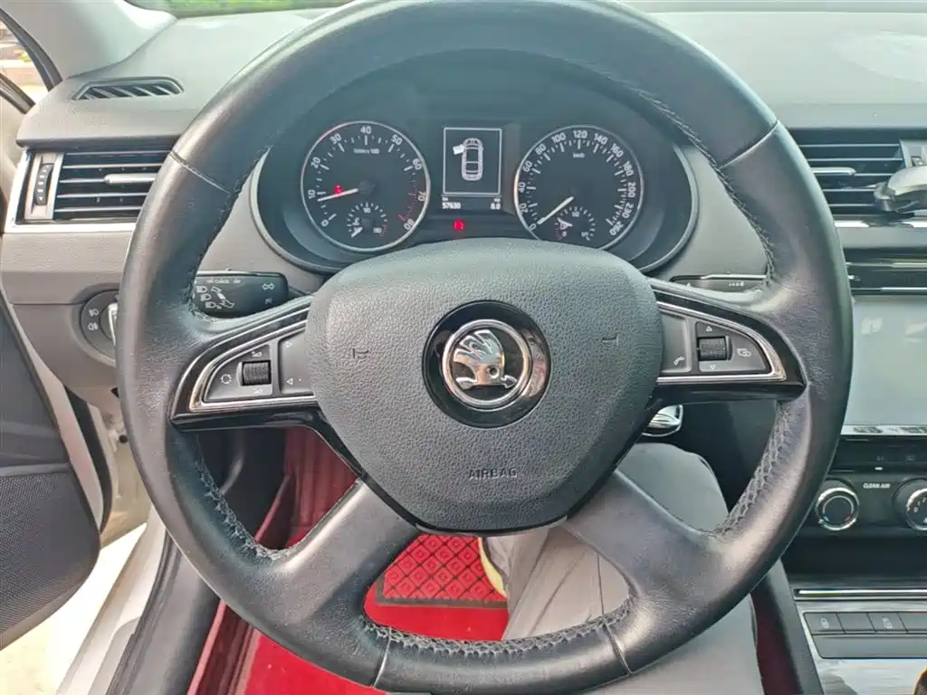 Škoda Octavia 2016 1.6L Automatic Smart Edition фото 11