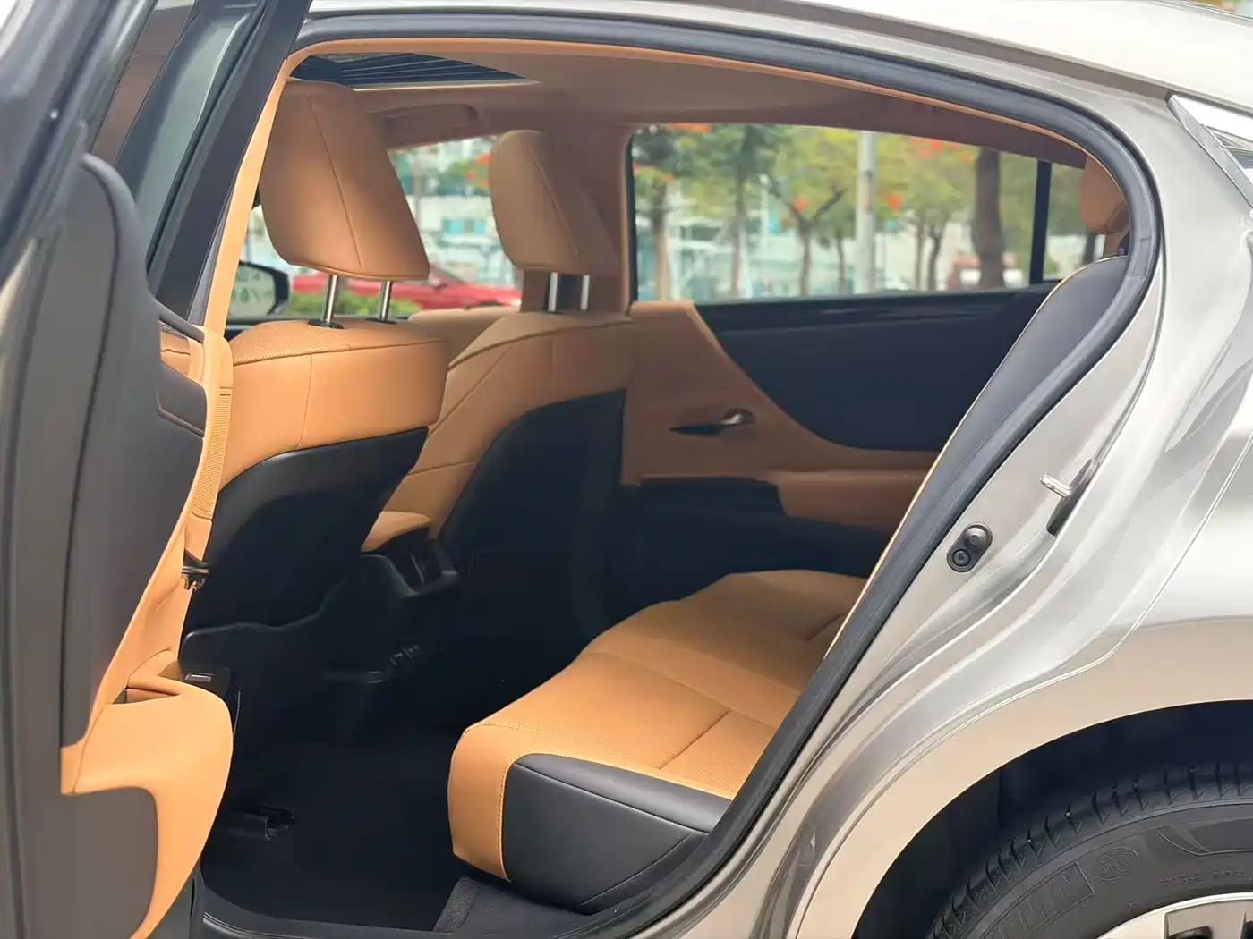 Lexus ES 2023 200 Excellence Edition фото 9