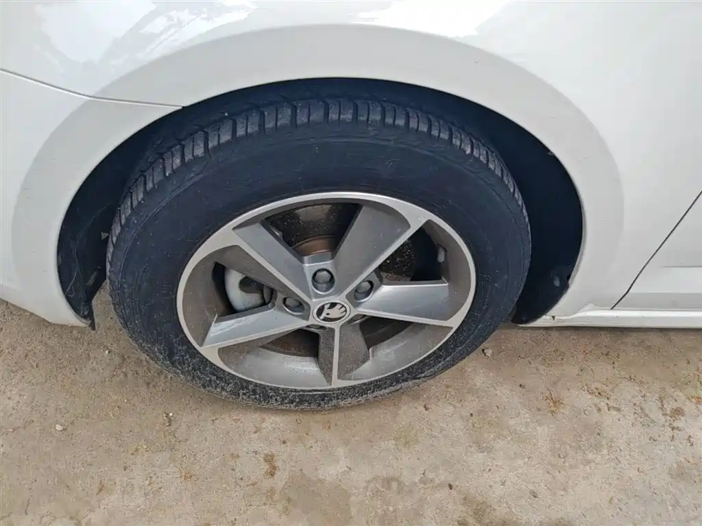 Škoda Octavia 2016 1.6L Automatic Smart Edition фото 23