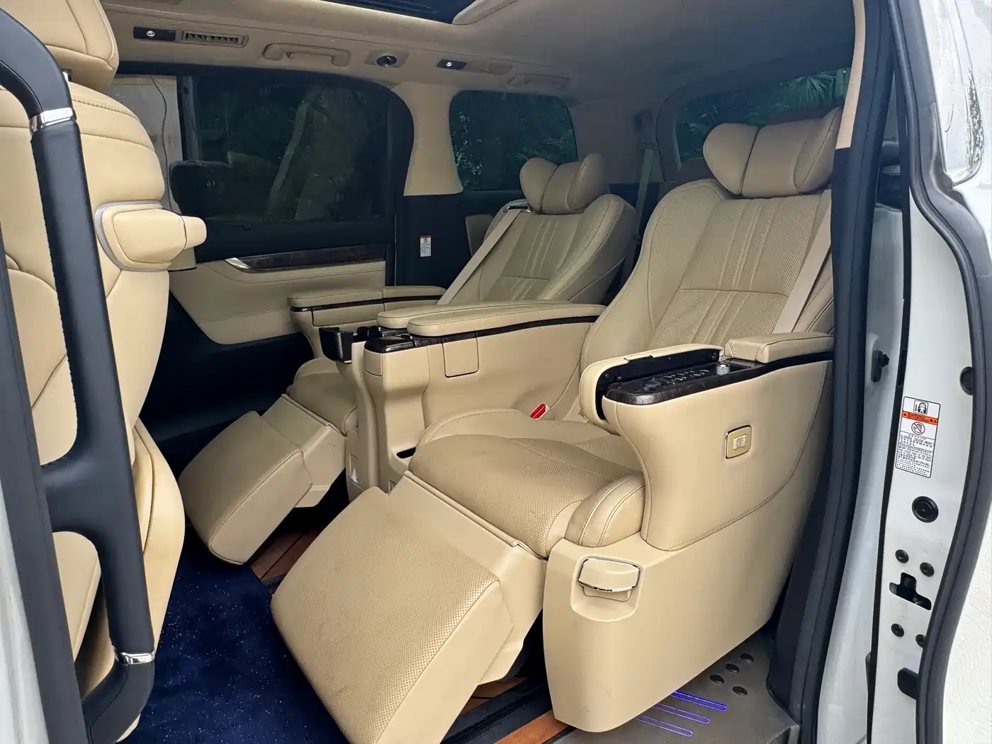 Toyota Alphard 2020 Hybrid 2.5L Gold Special Edition фото 12