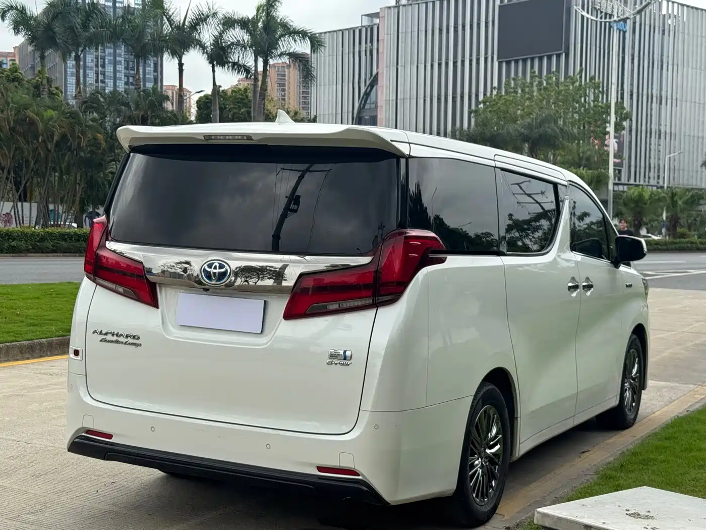 Toyota Alphard 2020 Hybrid 2.5L Gold Special Edition фото 7