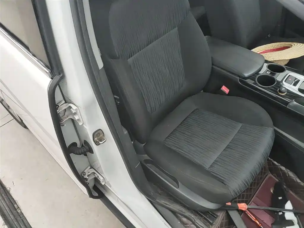 Peugeot 3008 2015 2.0L Automatic Classic Edition фото 25