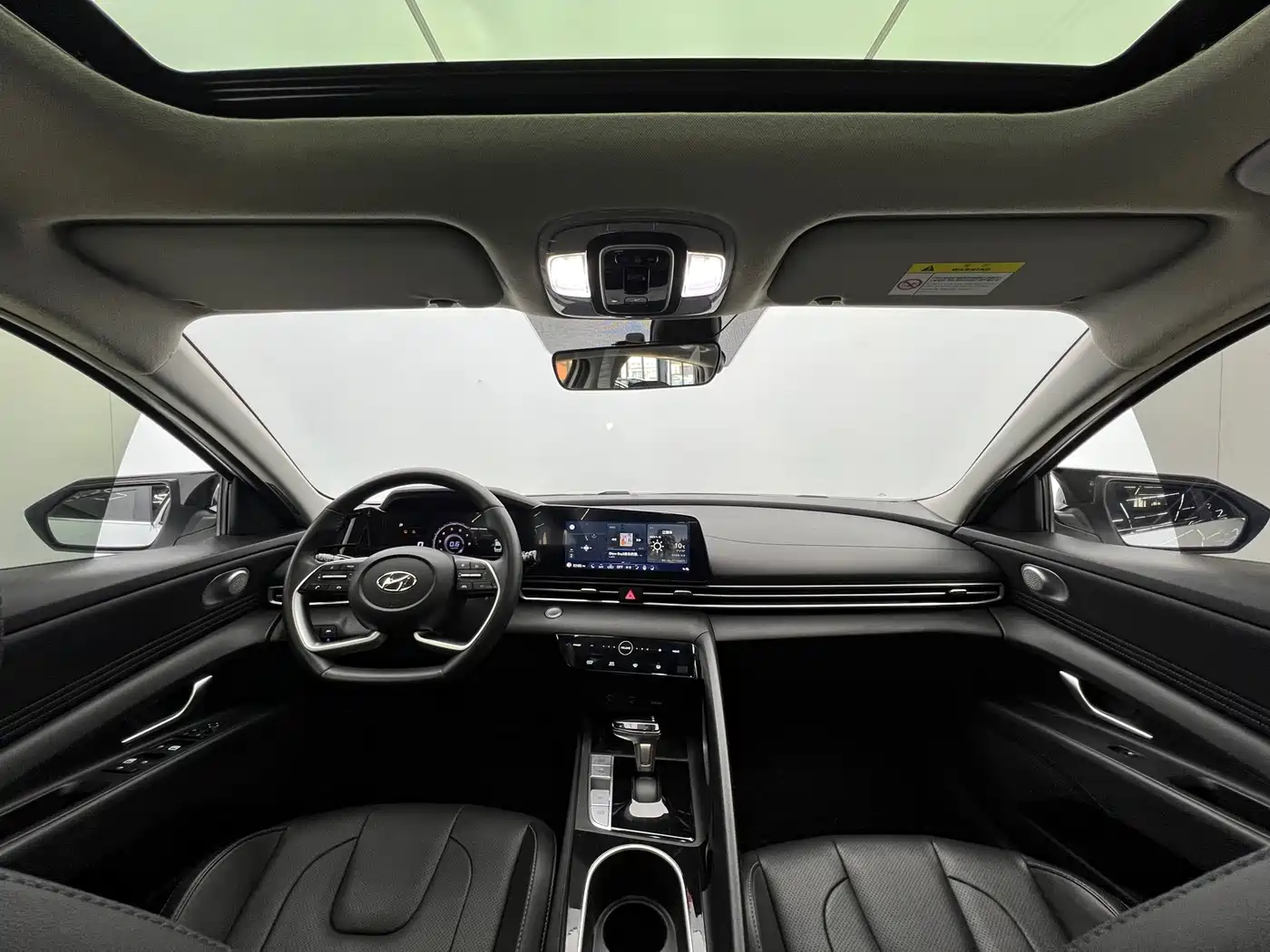 Hyundai Elantra 2021 1.5L CVT LUX Premium Edition фото 11