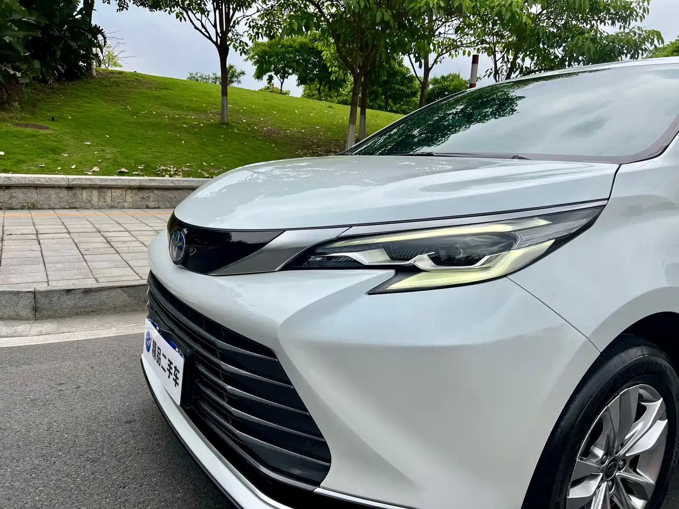 Toyota Sienna 2021 2.5L Hybrid Ultimate Edition фото 4