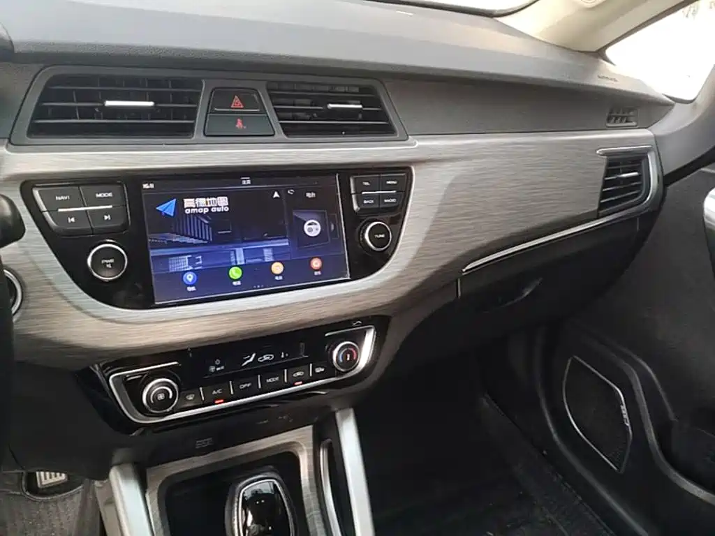 Фото 18 - Geely Vision X3