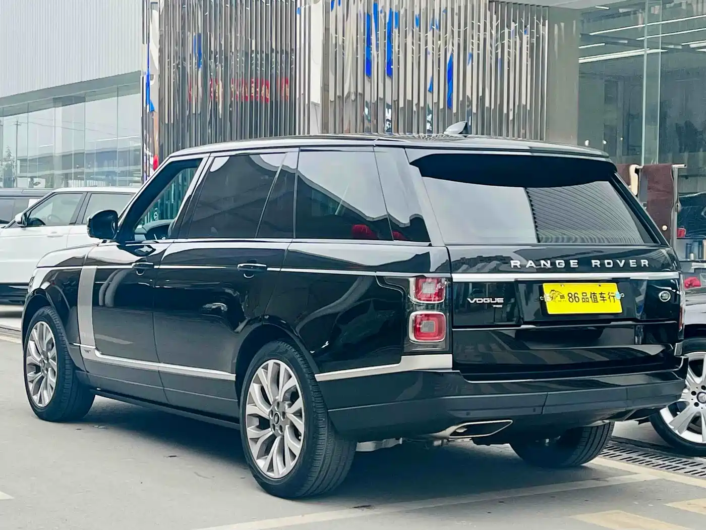 Land Rover Range Rover 2021 3.0 L6 Heritage Extended Classic Edition фото 5