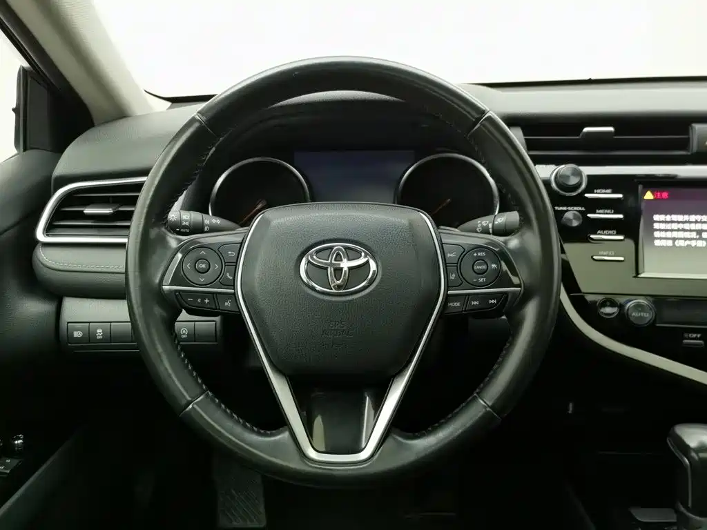 Фото 11 - Toyota Camry