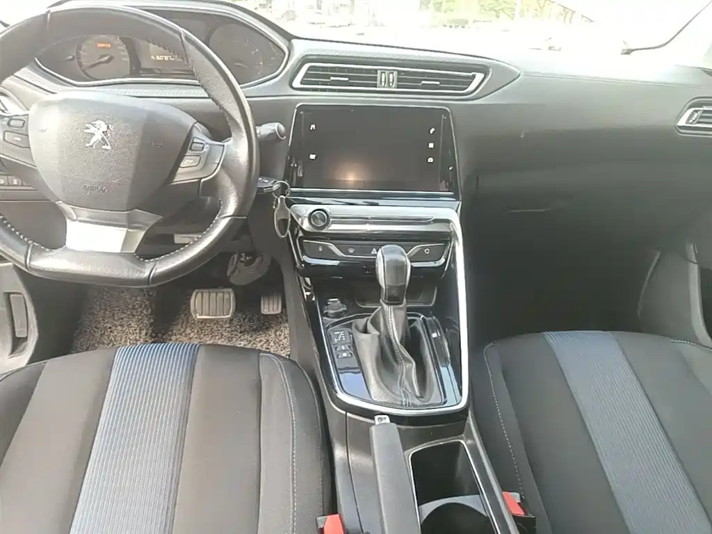 Peugeot 308 2018 1.6L Auto Luxury Edition фото 14