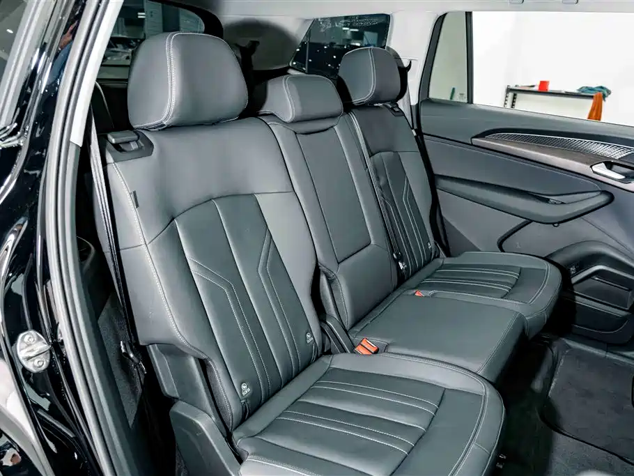 Audi Q6 2025 40 TFSI quattro Commemorative Edition Yulin Package 7-Seater фото 20
