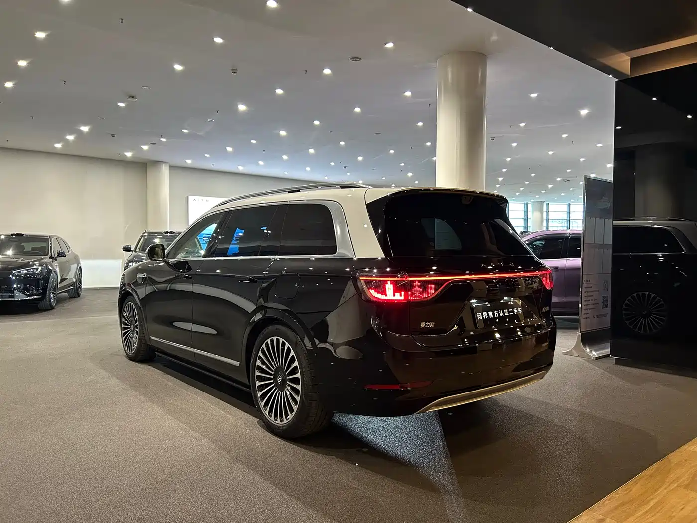 AITO Wenjie AITO M9 2025 Extended Range Ultra 52kWh 6-Seater фото 16