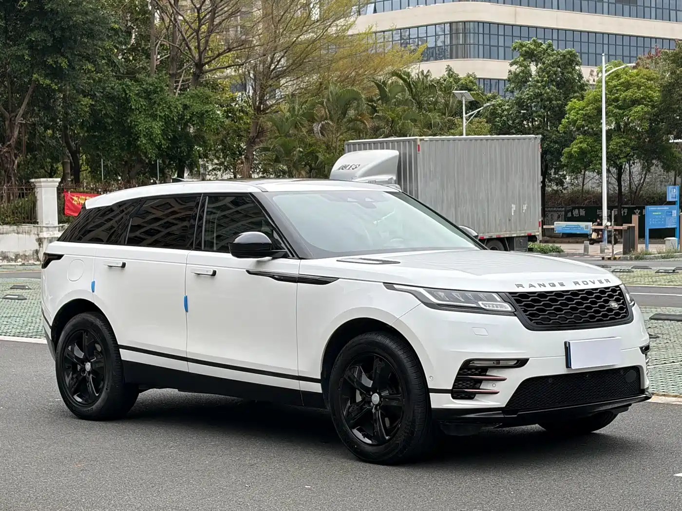 Land Rover Range Rover Velar 2024 S фото 3