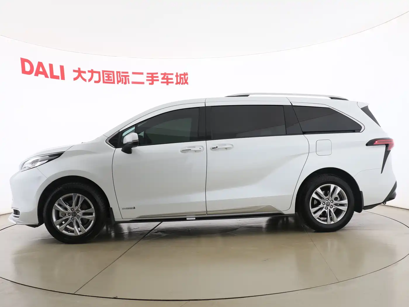 Toyota Sienna 2021 2.5L Hybrid Platinum Edition фото 11