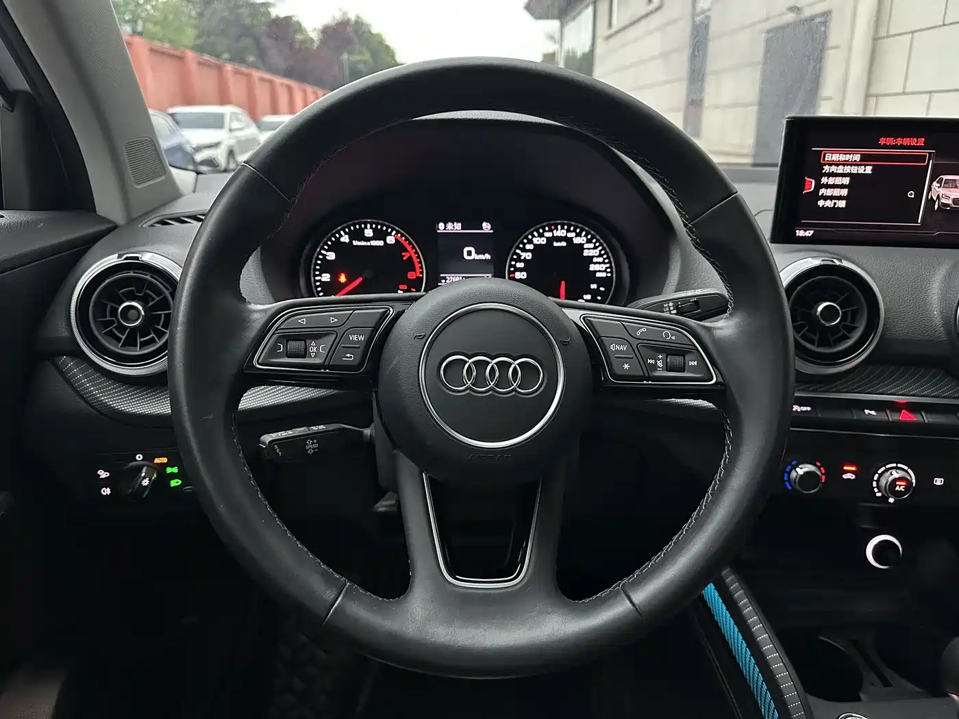 Photo 10 - Audi Q2L