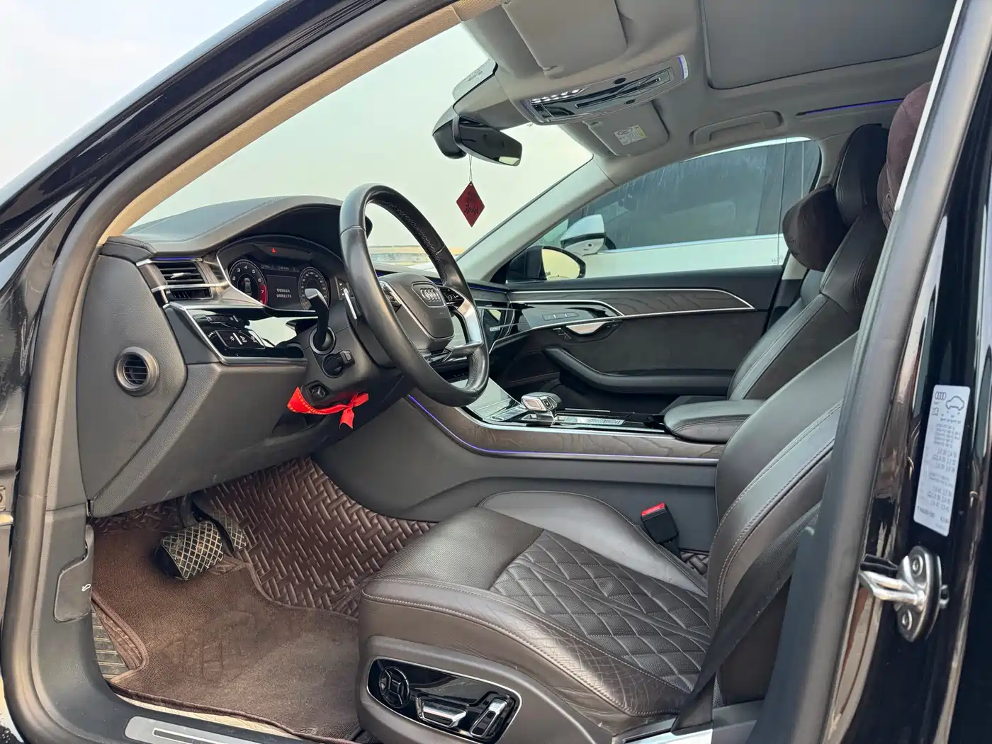 Photo 7 - Audi A8