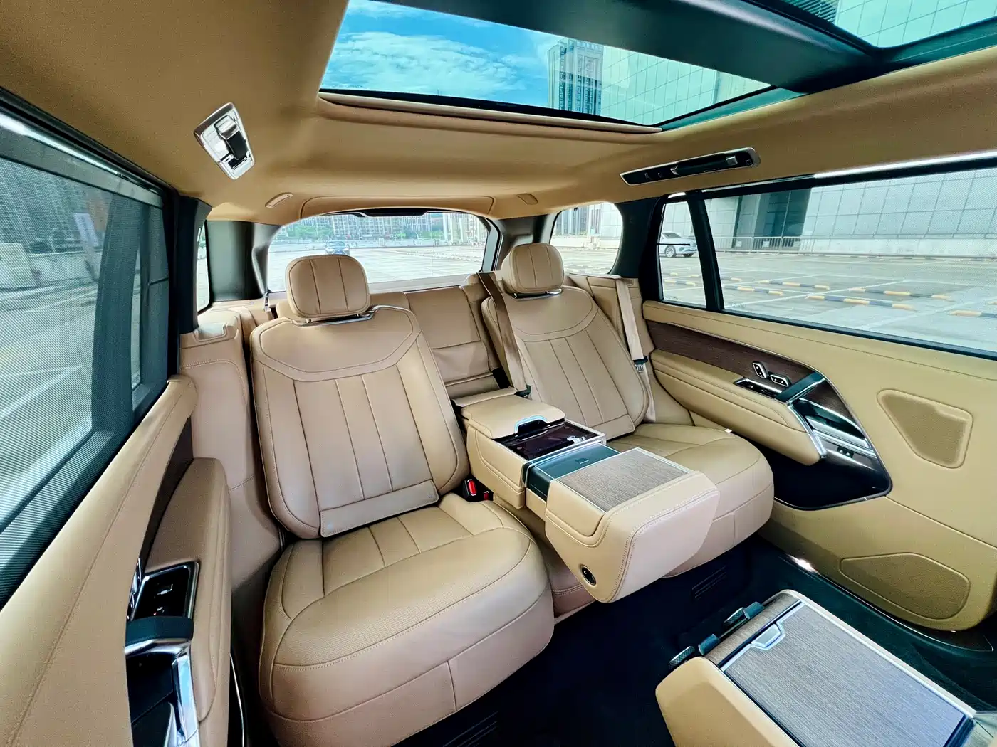 Land Rover Range Rover 2024 3.0 L6 400PS Genesis Extended фото 9