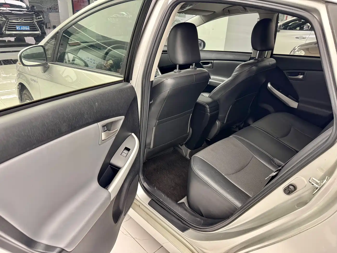 Toyota Prius 2012 1.8L Luxury фото 22
