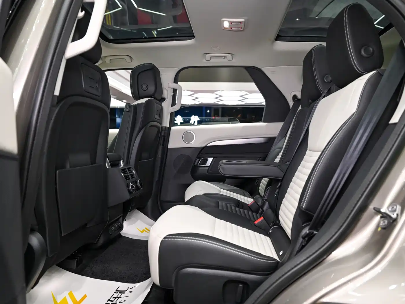 Land Rover Discovery 2021 360PS R-Dynamic SE фото 10