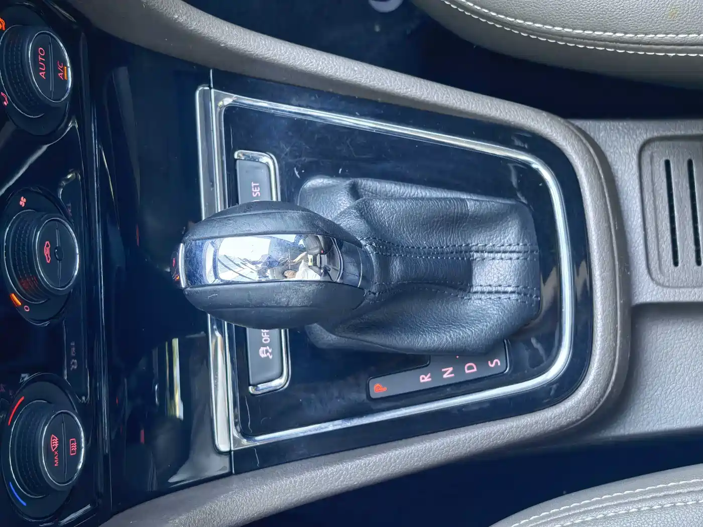 Volkswagen Bora 2013 1.6L Automatic Luxury Model фото 20