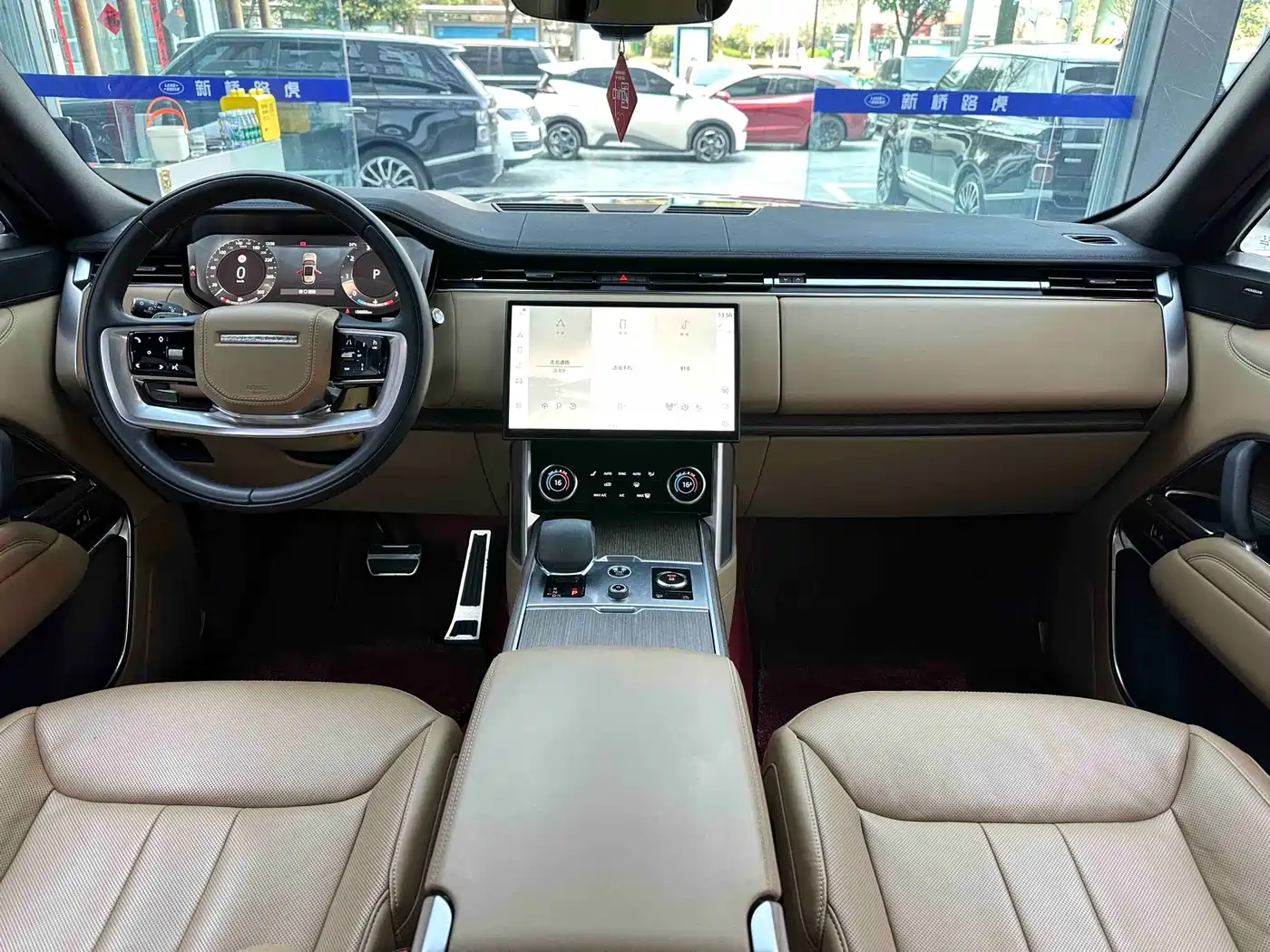 Land Rover Range Rover 2023 Facelift 3.0 L6 400PS Prosperity Extended Version фото 5