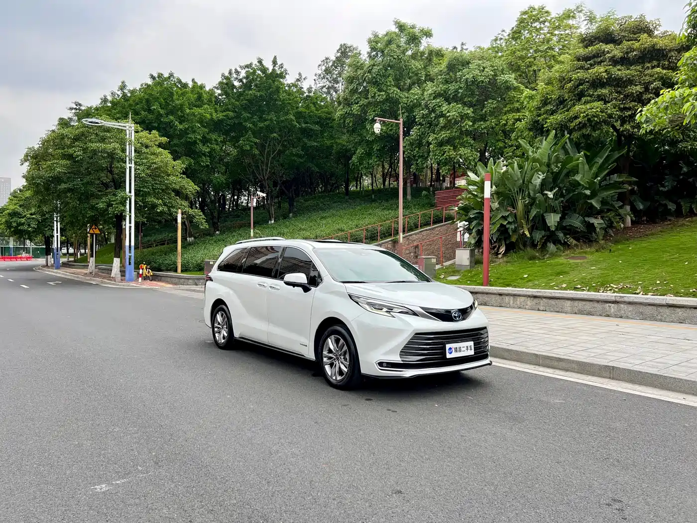 Toyota Sienna 2021 2.5L Hybrid Ultimate Edition фото 2