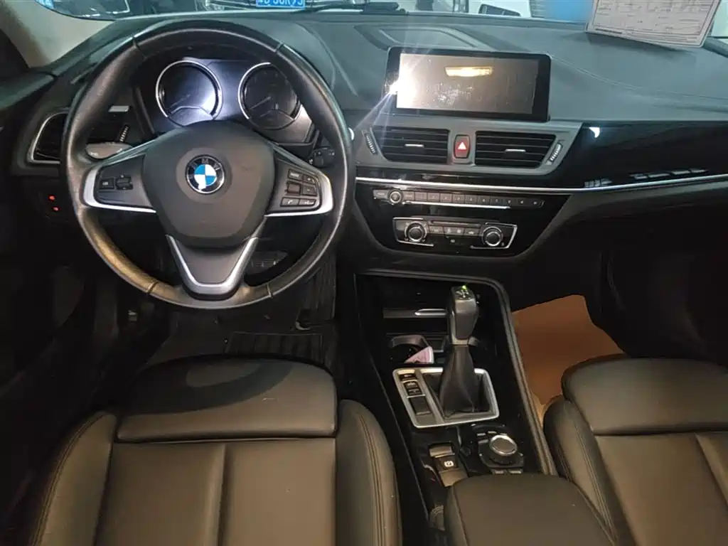 BMW 1 Series 2018 118i Sport Edition фото 10