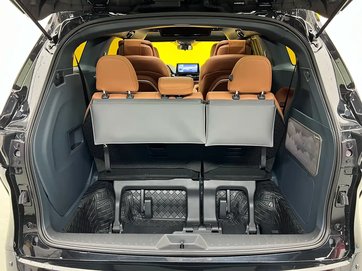 Toyota Granvia 2024 2.5L Hybrid Comfort фото 31