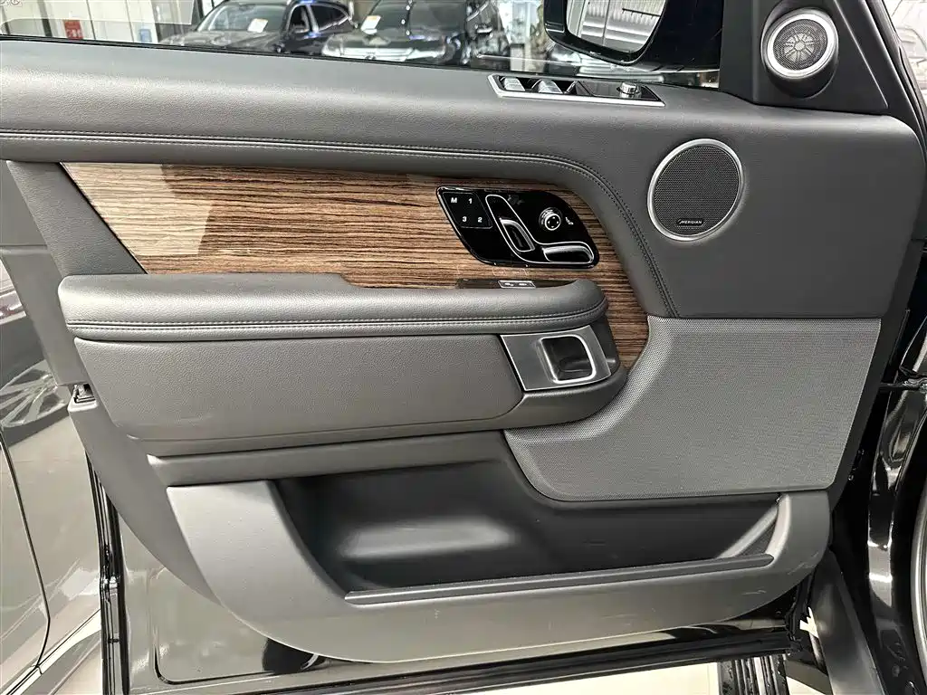Land Rover Range Rover 2019 3.0 SC V6 Golden Age Edition фото 6