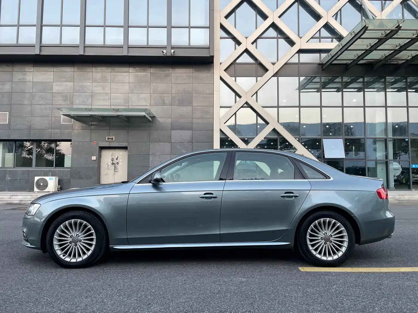Audi A4L 2015 35 TFSI Auto Comfort фото 5