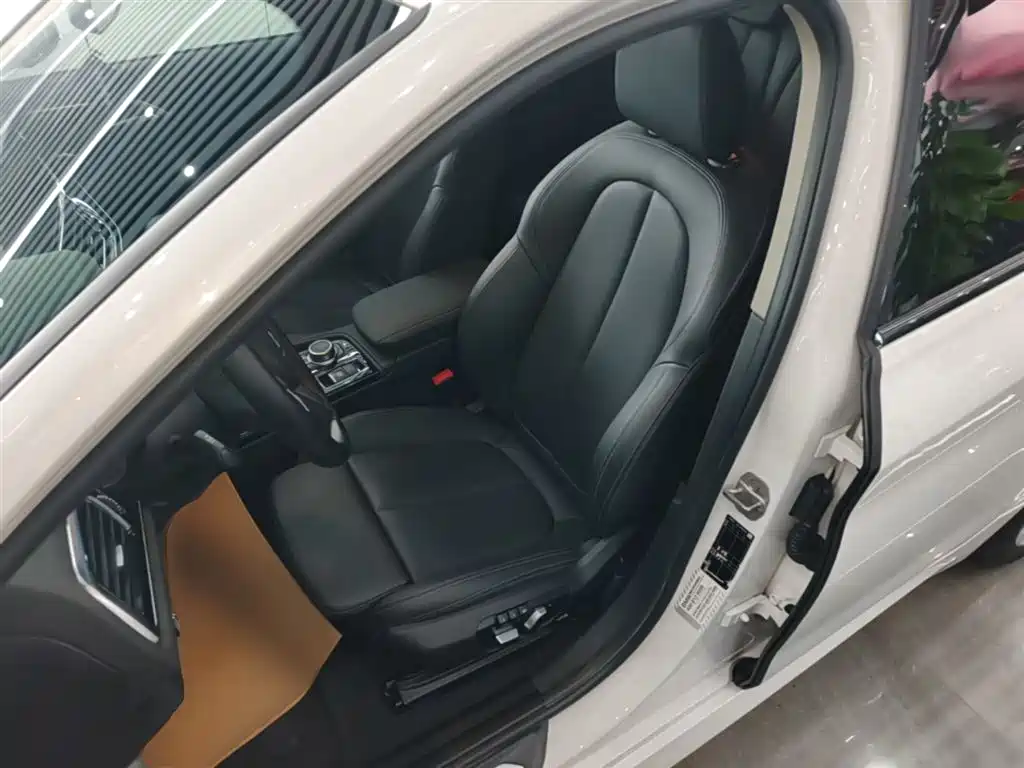 BMW 1 Series 2021 Facelift 120i M Sport Shadow Edition фото 15