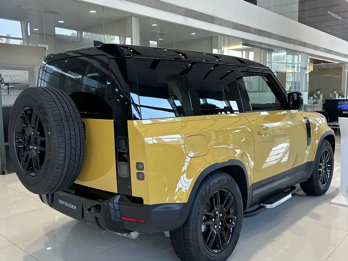 Land Rover Defender 2026 Model 90 2.0T P300 S фото 8