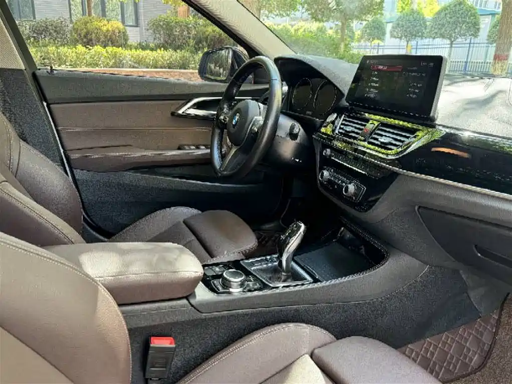 BMW 1 Series 2023 120i M Sport Shadow Edition фото 13
