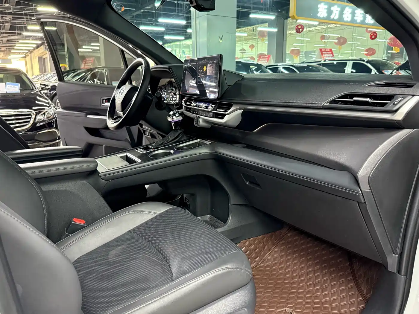 Toyota Sienna 2024 2.5L Hybrid 4WD Premium Edition фото 17