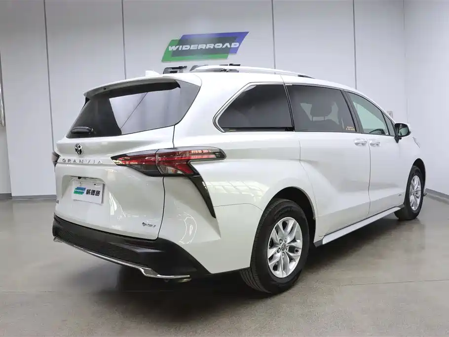 Toyota Granvia 2024 2.5L Hybrid Comfort фото 3