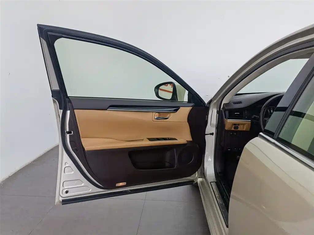 Lexus ES 2015 300h Comfort Edition фото 8