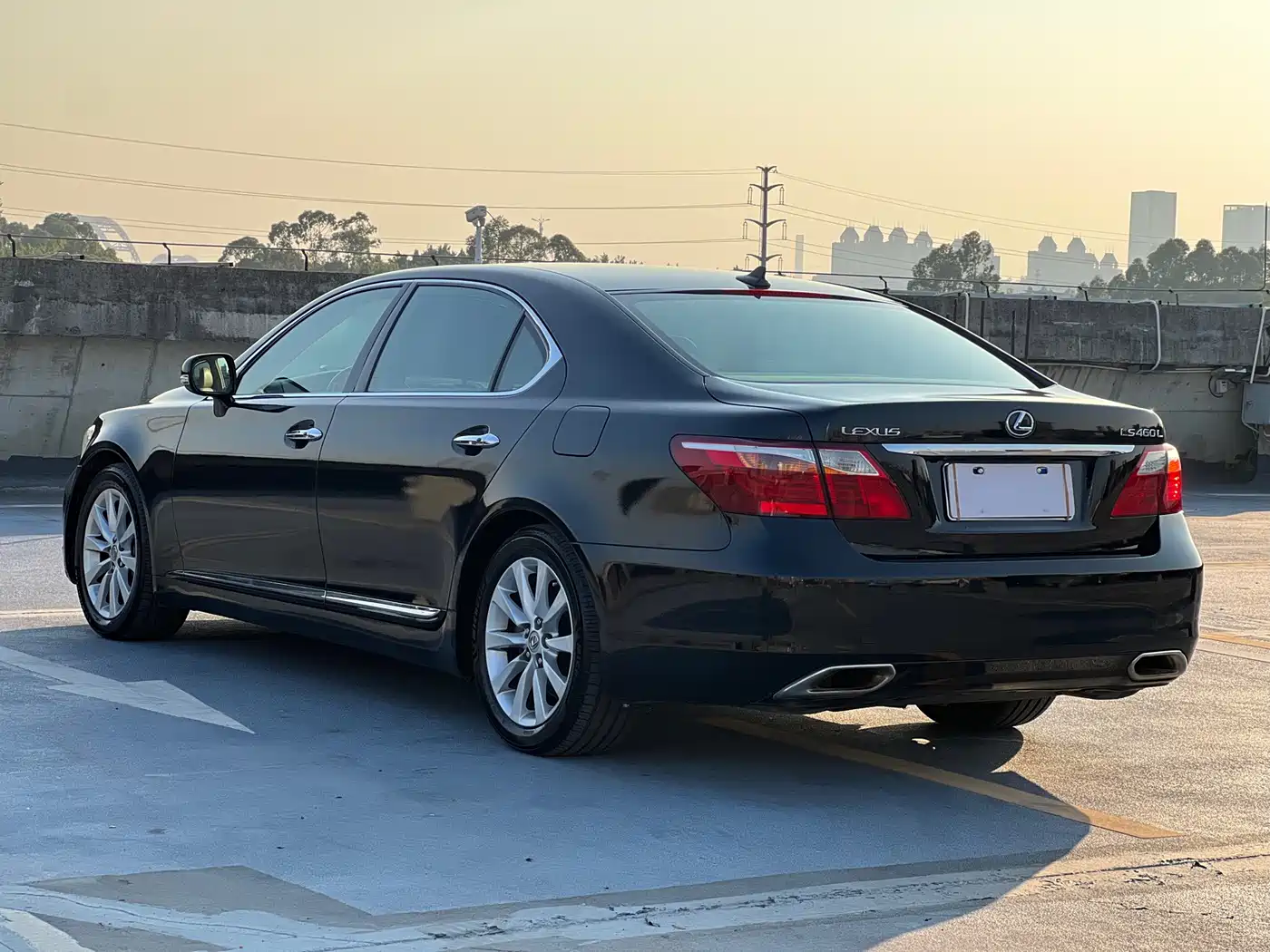 Фото 4 - Lexus LS