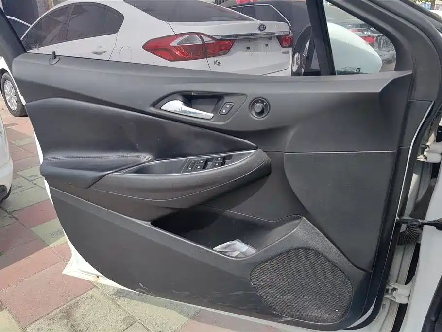 Chevrolet Cruze 2017 1.5L Automatic Pioneer Sunroof фото 7