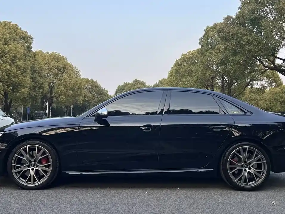 Photo 4 - Audi S4