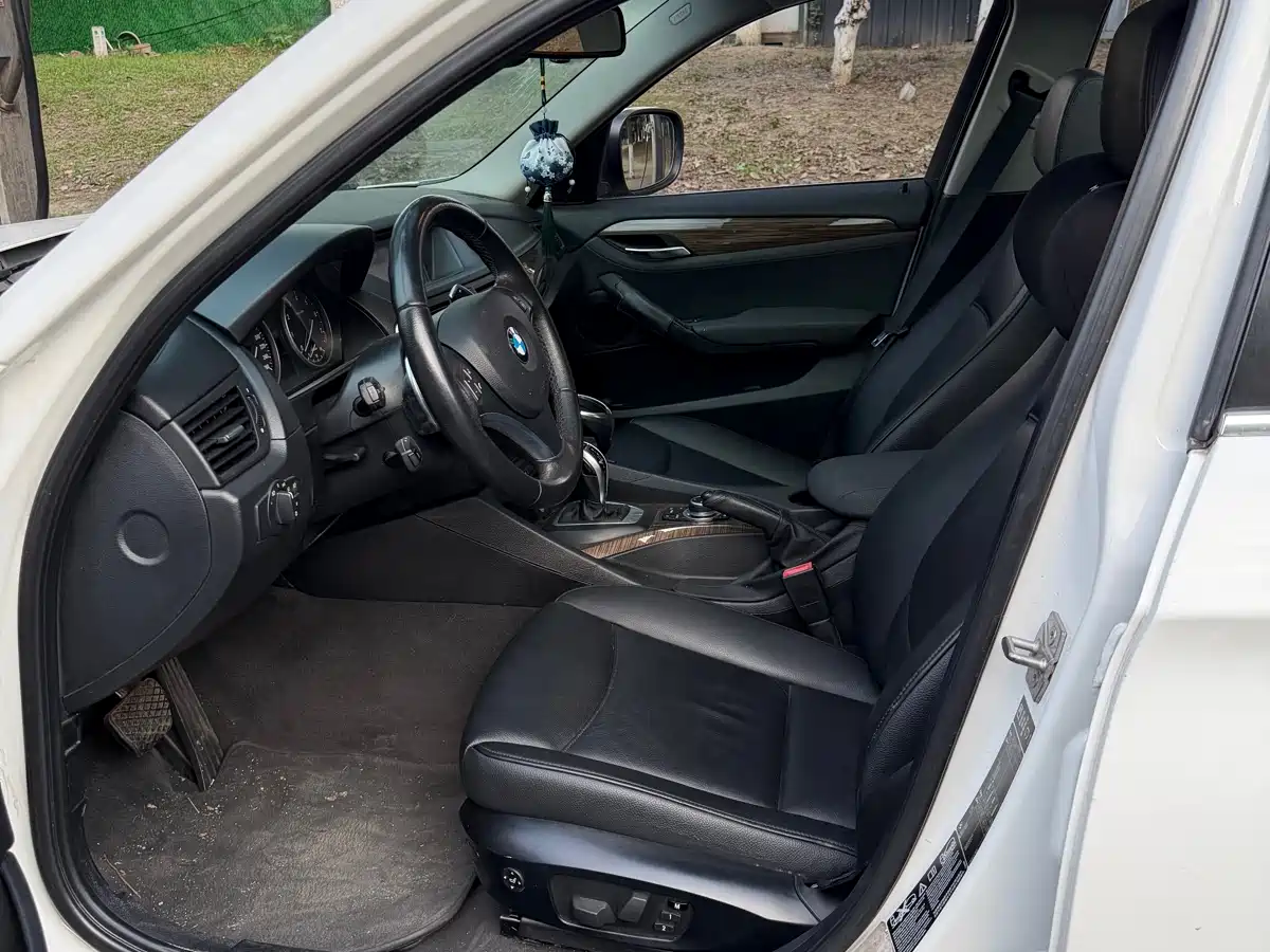 BMW X1 2012 xDrive28i Luxury Model фото 11