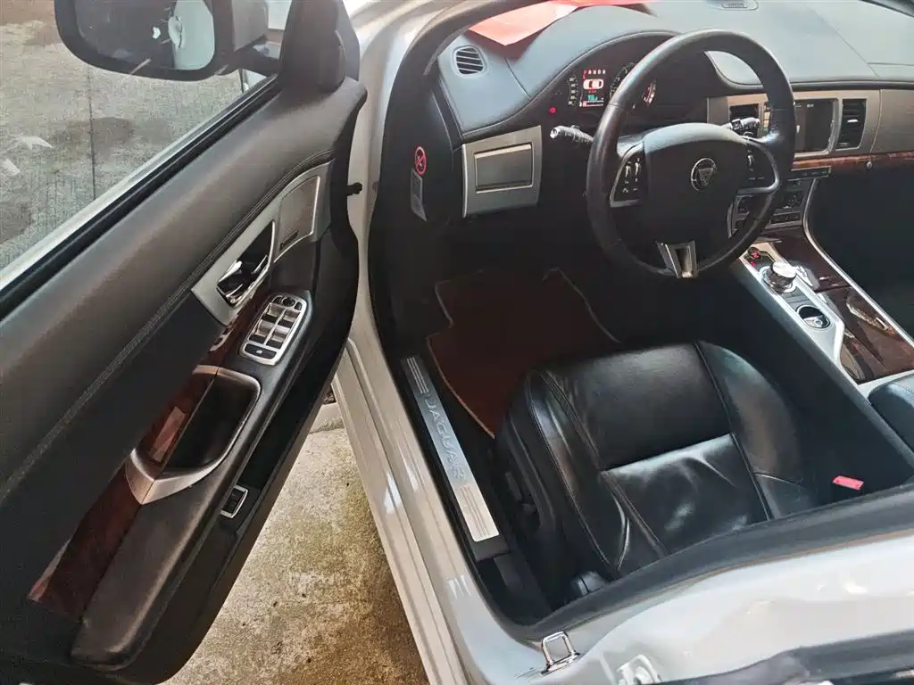 Jaguar XF 2015 2015 XF 2.0T Luxury Edition