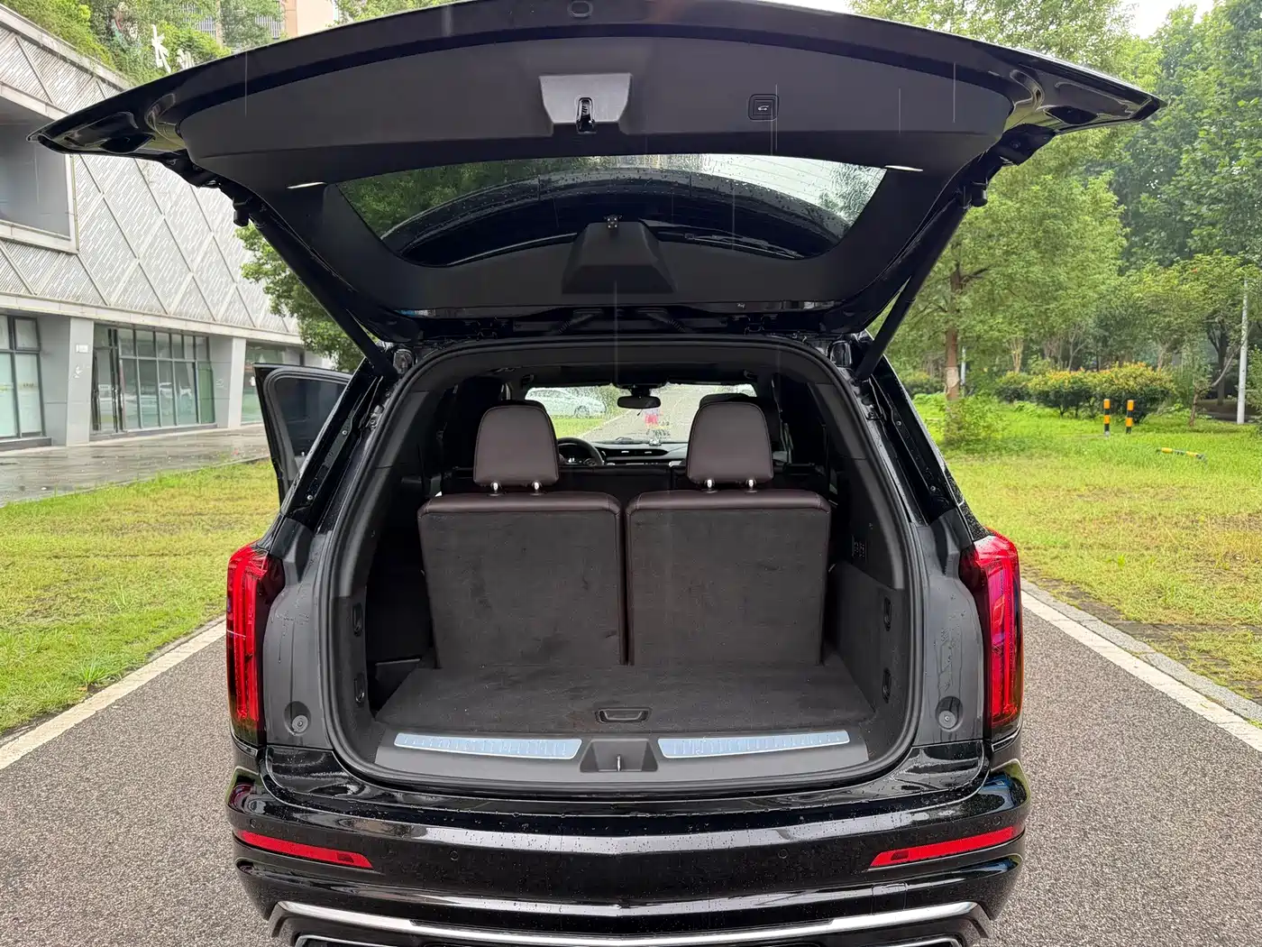 Photo 11 - Cadillac XT6