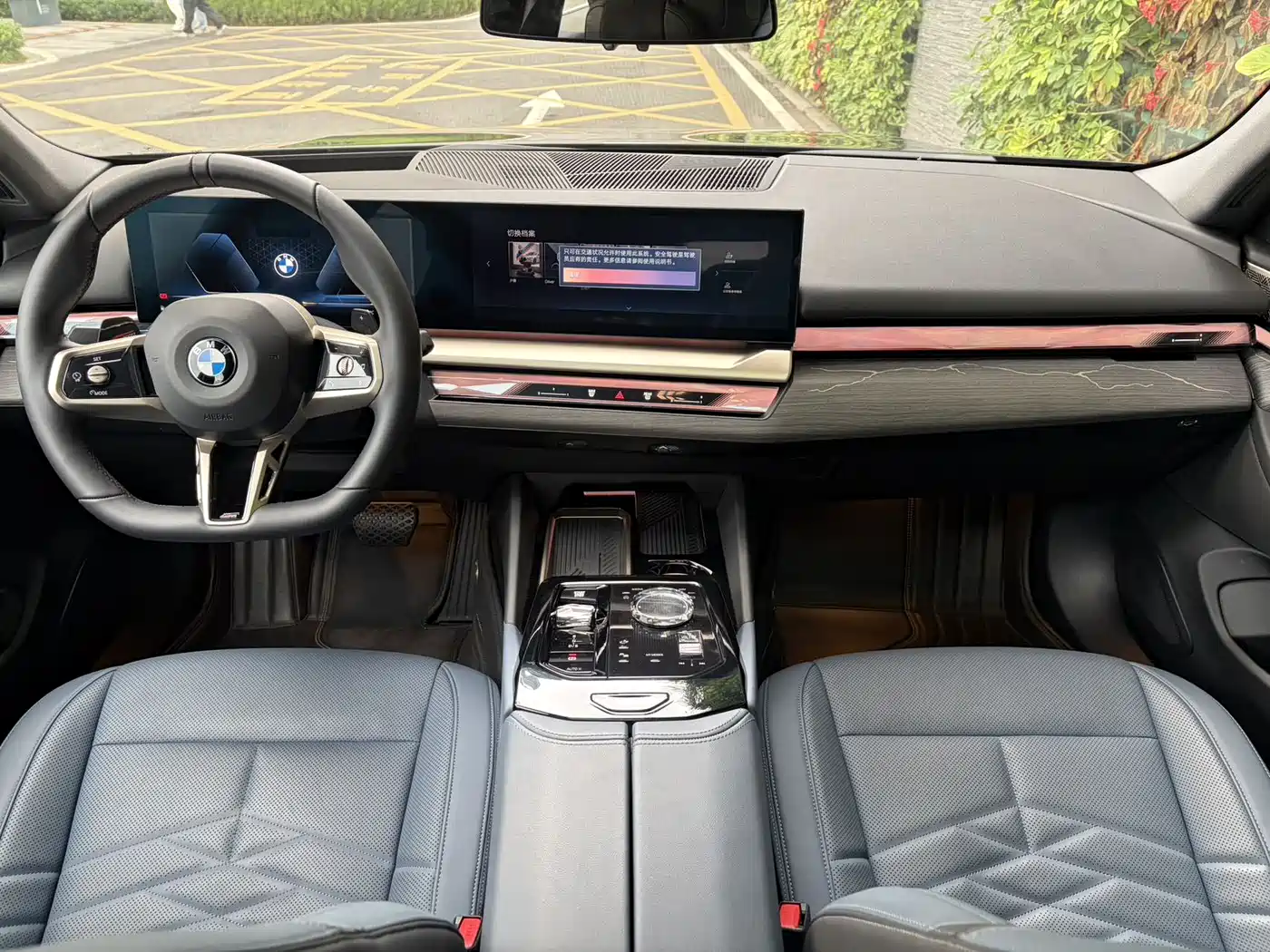 BMW 5 Series 2025 530Li Premium M Sport Package фото 8