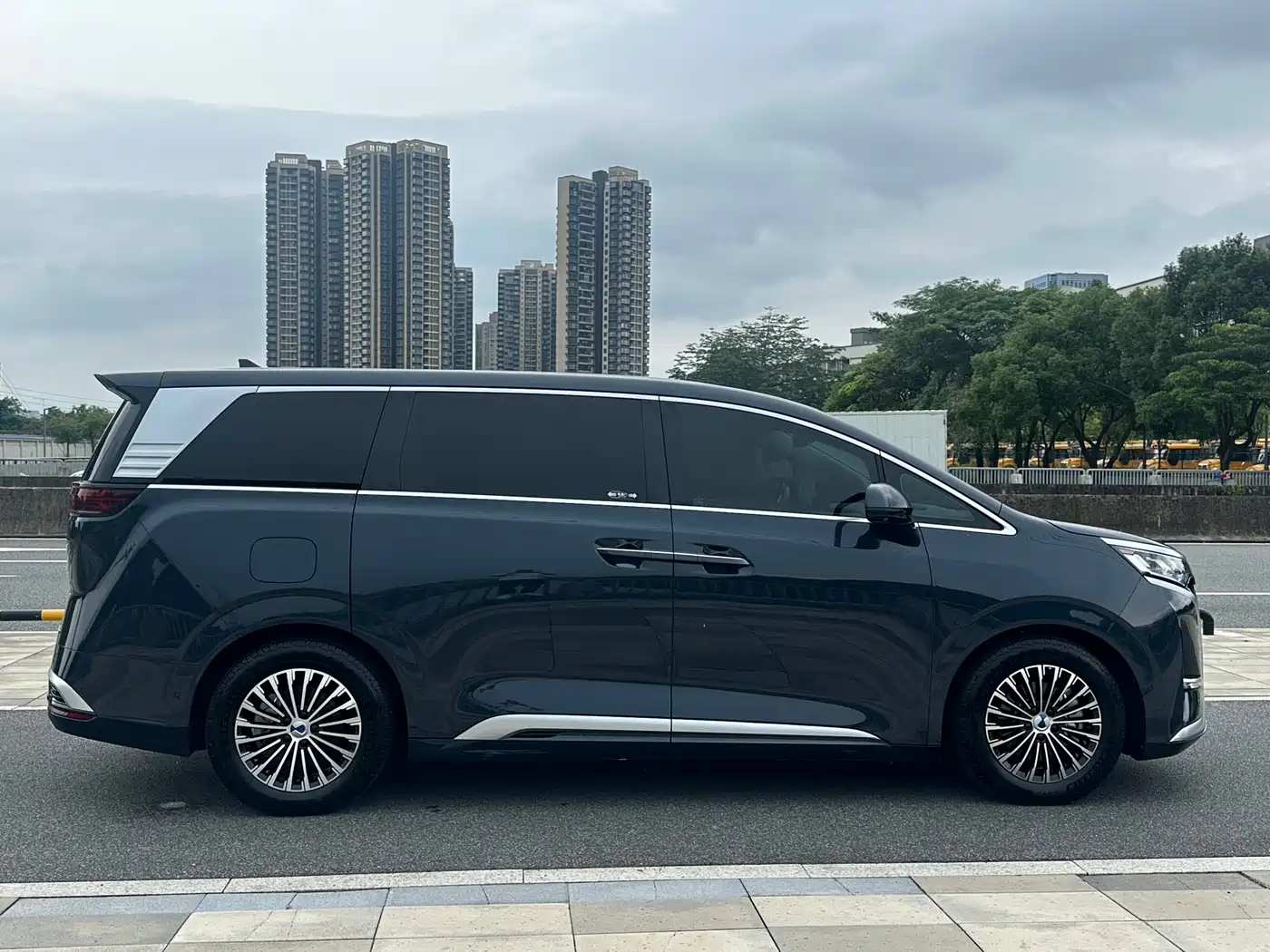 Denza D9 2022 DM-i 970 AWD Flagship фото 8