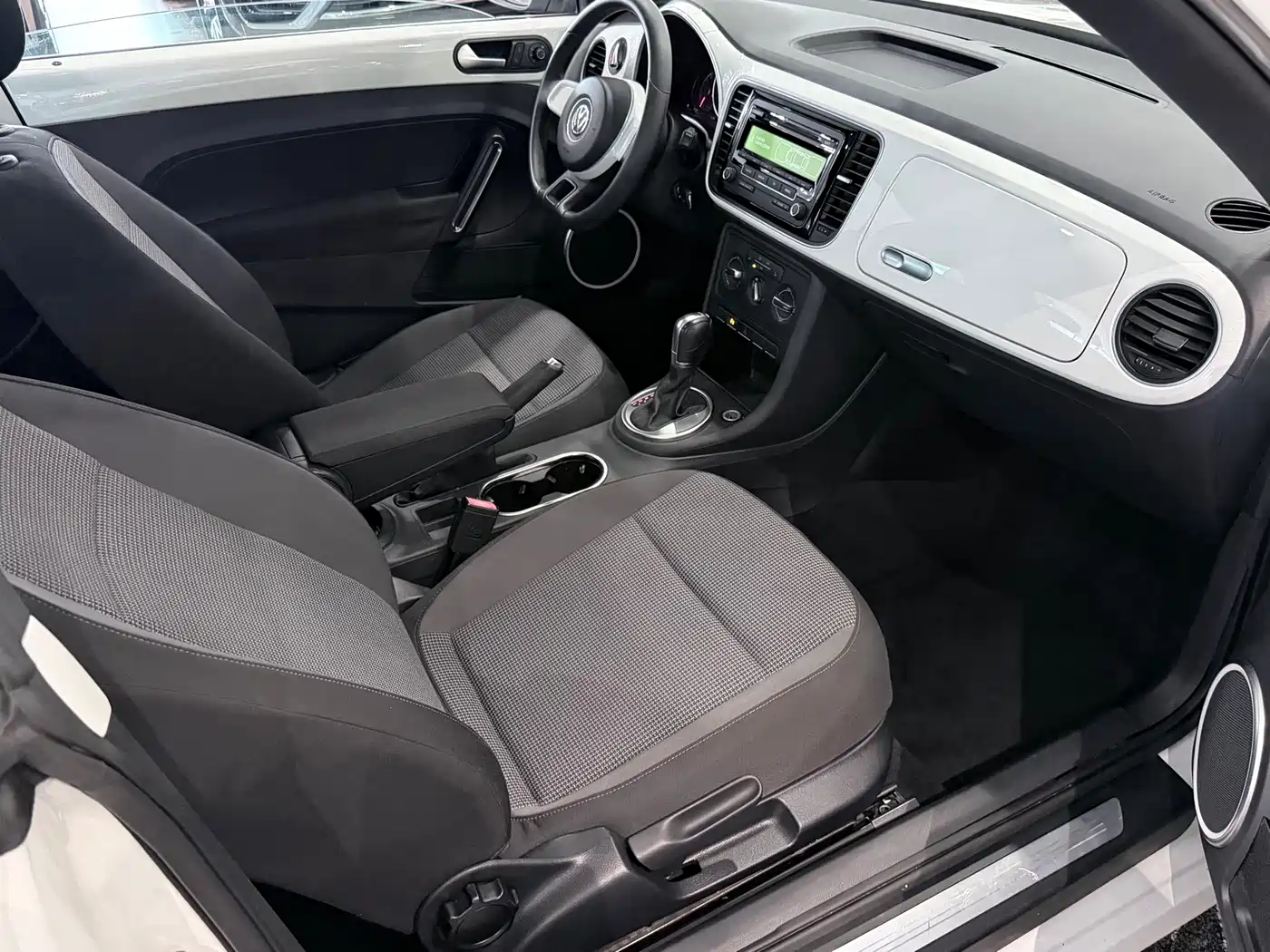 Volkswagen Beetle 2015 180TSI фото 8